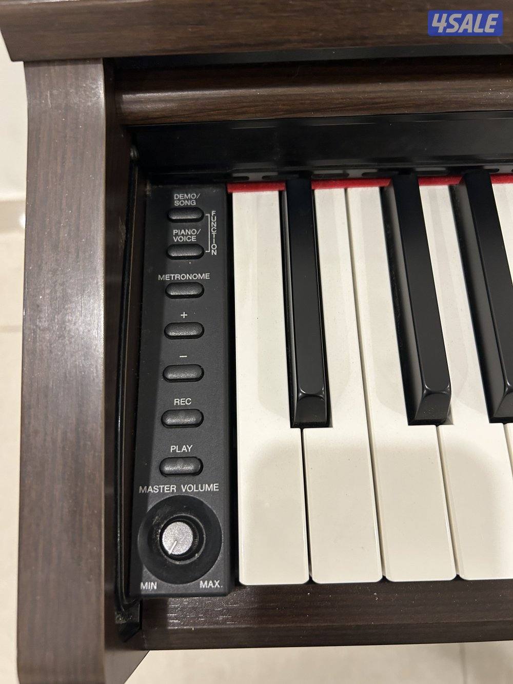 Yamaha piano in excellent condition3