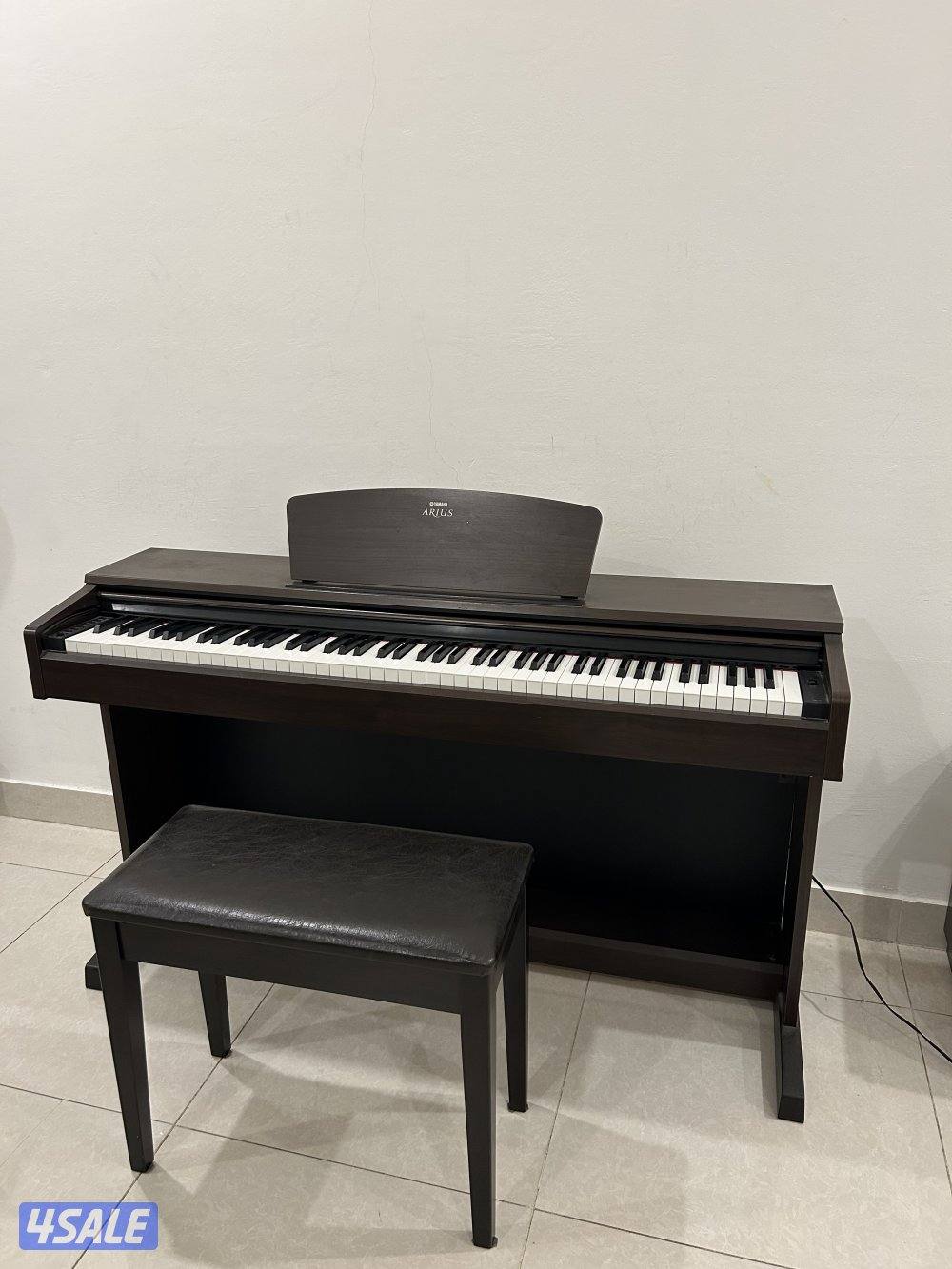 Yamaha piano in excellent condition4