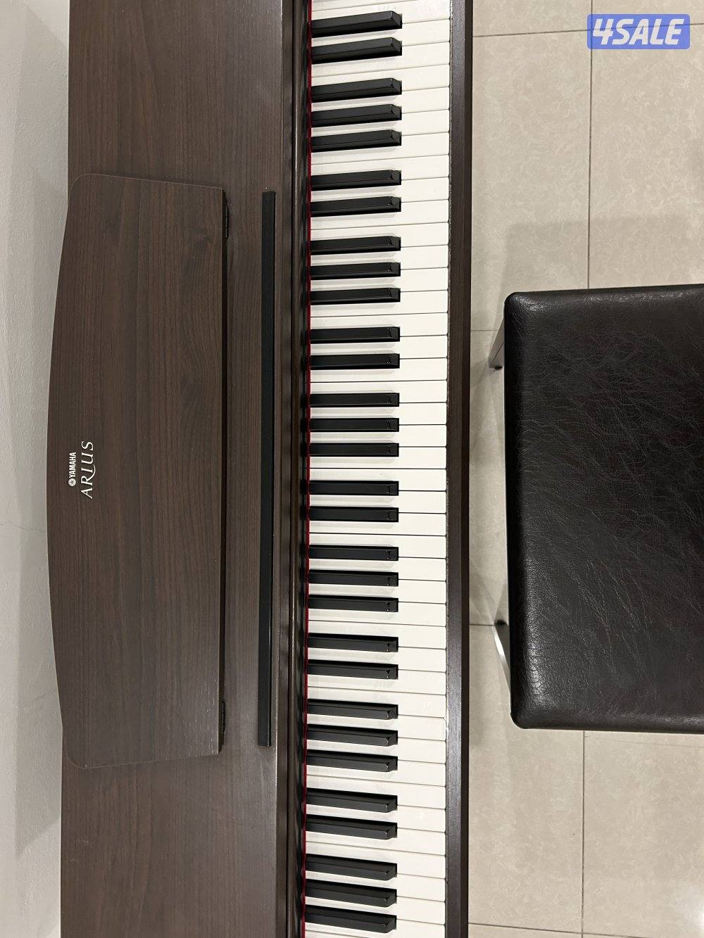 Yamaha piano in excellent condition5