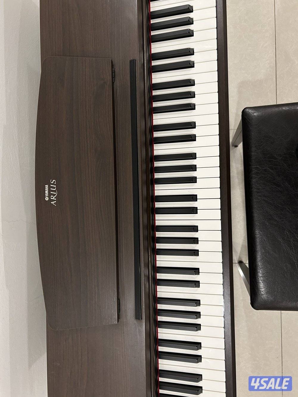 Yamaha piano in excellent condition7