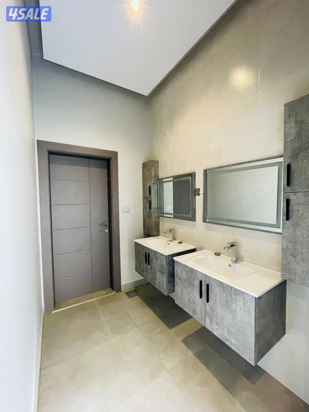 شاليهvip صف اول على البحر كامل غير مقسوم اثاث راقي لايوجدسنوي6