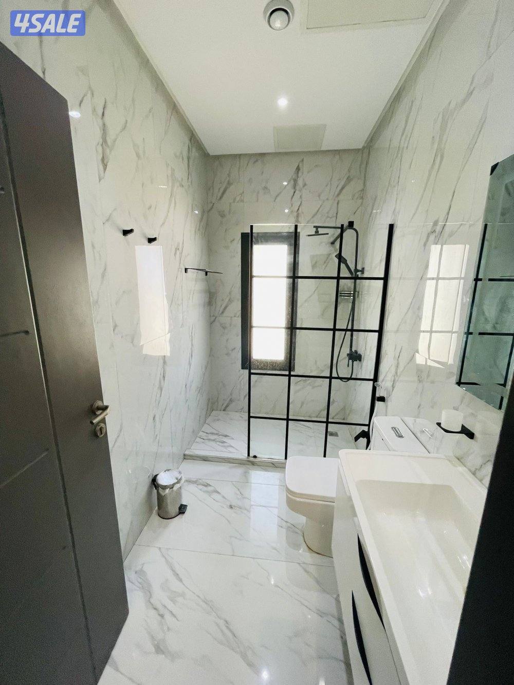 شاليهvip صف اول على البحر كامل غير مقسوم اثاث راقي لايوجدسنوي10