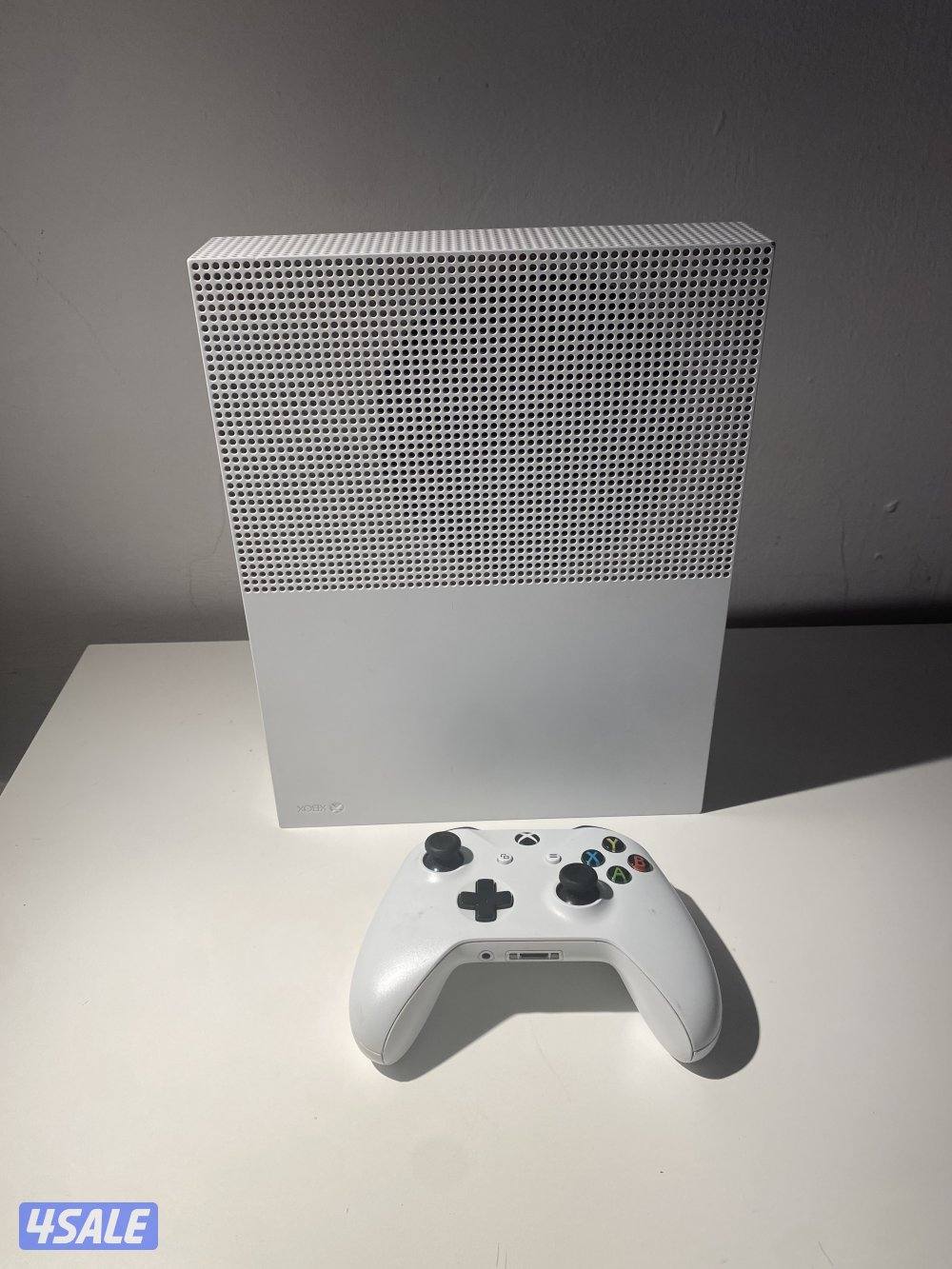 اكس بوكس ون إس بحالة ممتازة قابل للسوم4