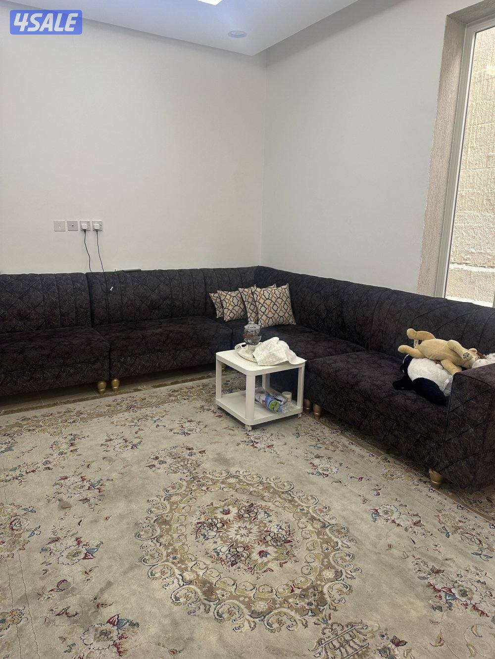 سريرين وغرف جلوس وطاولات0