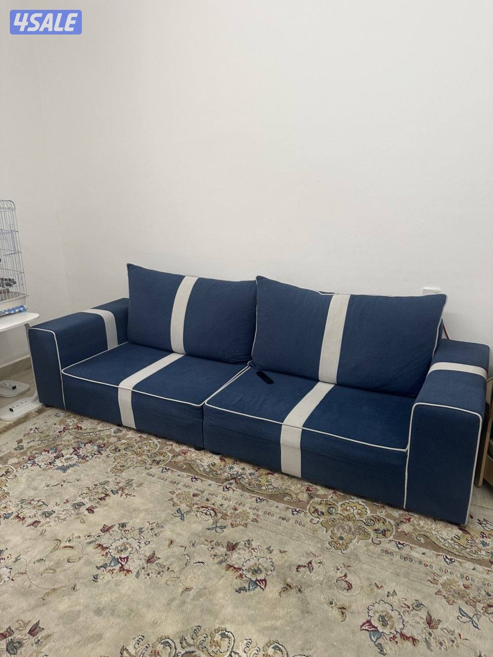 سريرين وغرف جلوس وطاولات1