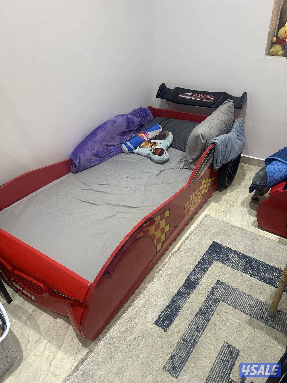 سريرين وغرف جلوس وطاولات2