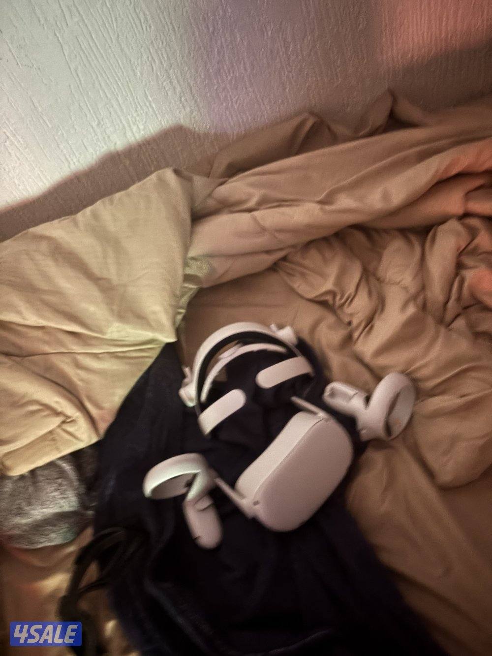 Oculus quest 2 (Used selling two )  in okay condition  comes with game0