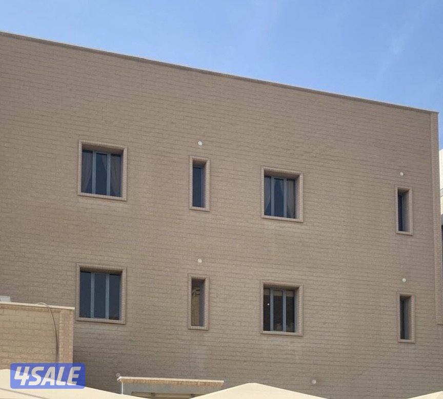 للبيع فيلا العقيله مساحه700م بطن وظهر علي شارع رئيسي سرداب 3ادوار0