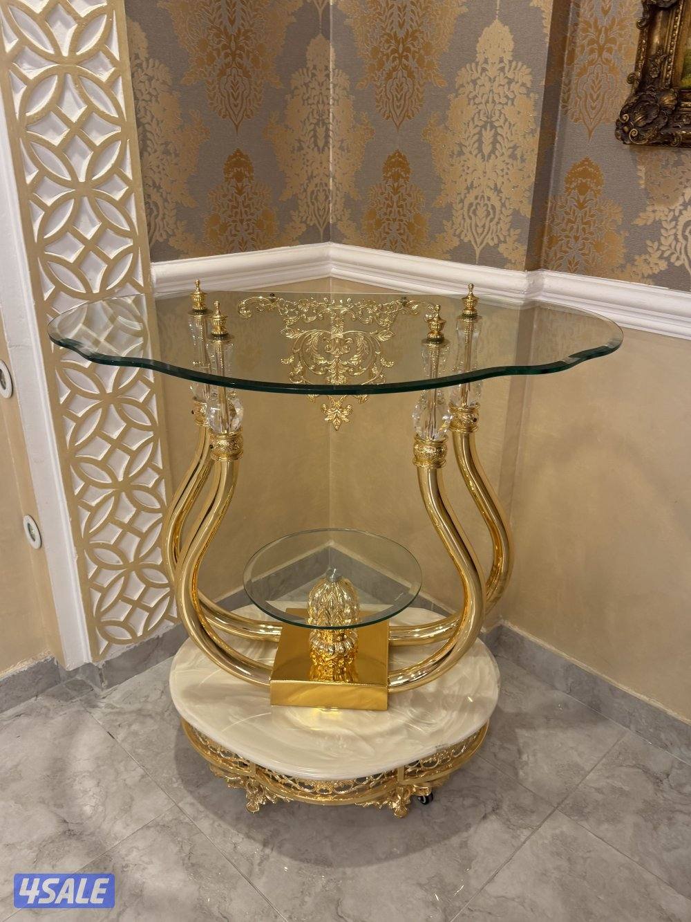 طاولة دزه فخمه مع عجلات للتواصل0