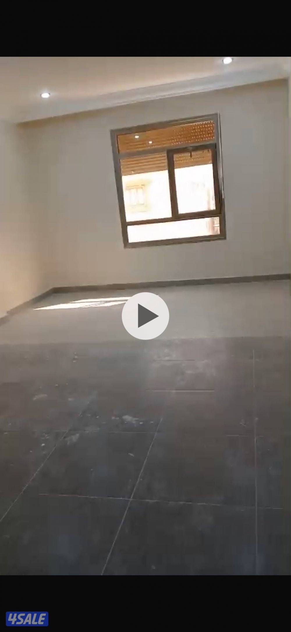 شقه 3 غرف كبيره و 2 حمام ومطبخ وصاله يوجد مصعد0