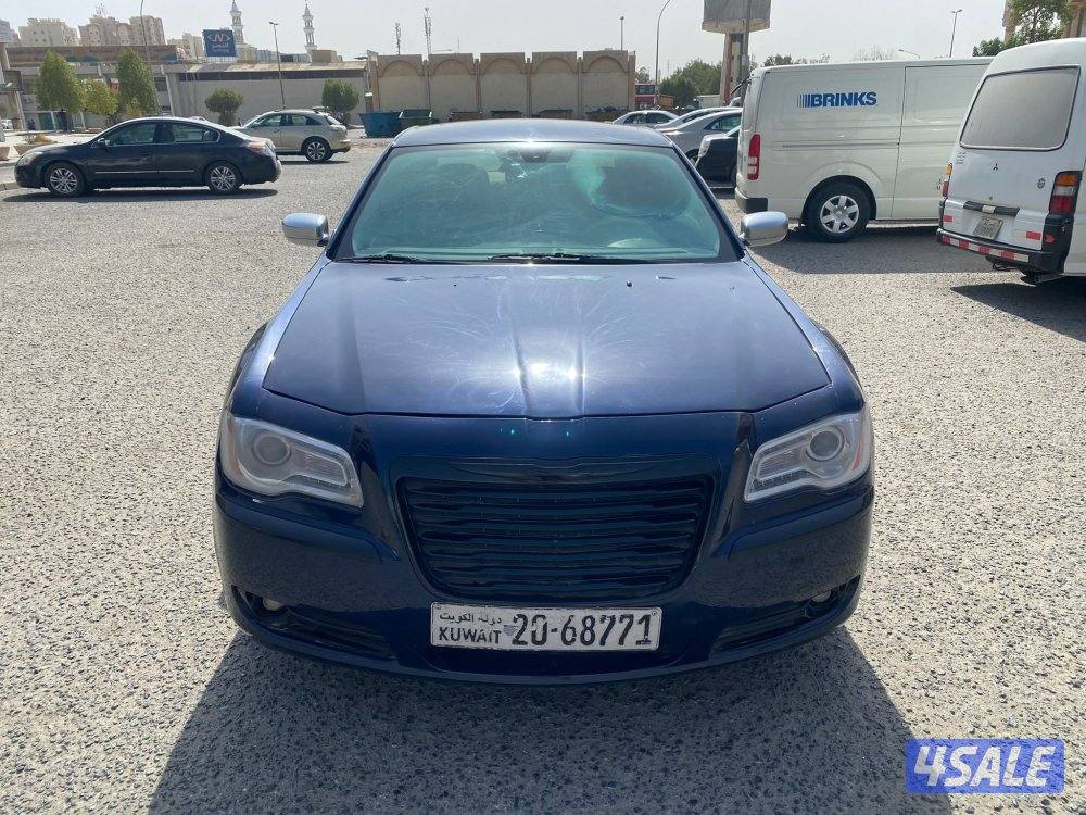 Chrysler 300 model 2013 in good condition sale for 950 k.d0