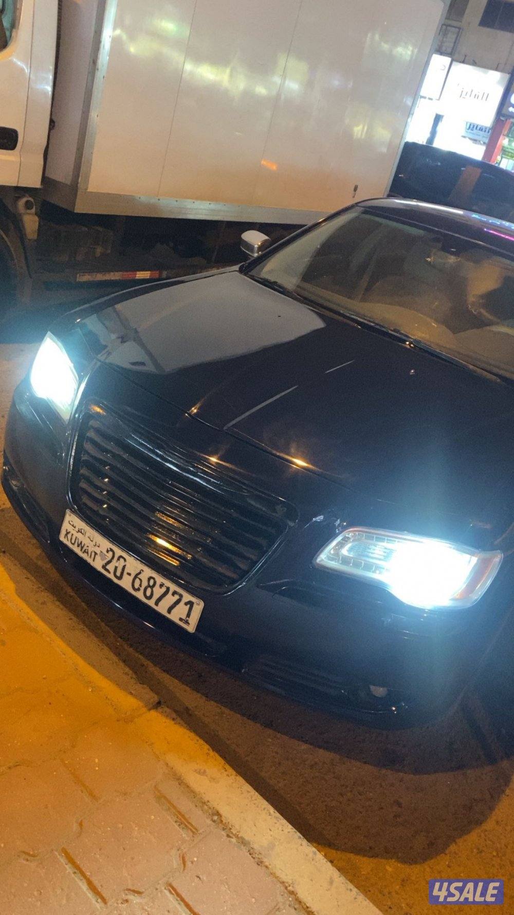 Chrysler 300 model 2013 in good condition sale for 950 k.d5