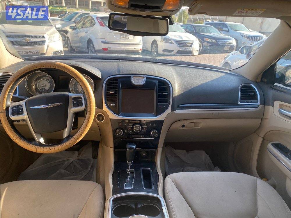 Chrysler 300 model 2013 in good condition sale for 950 k.d7