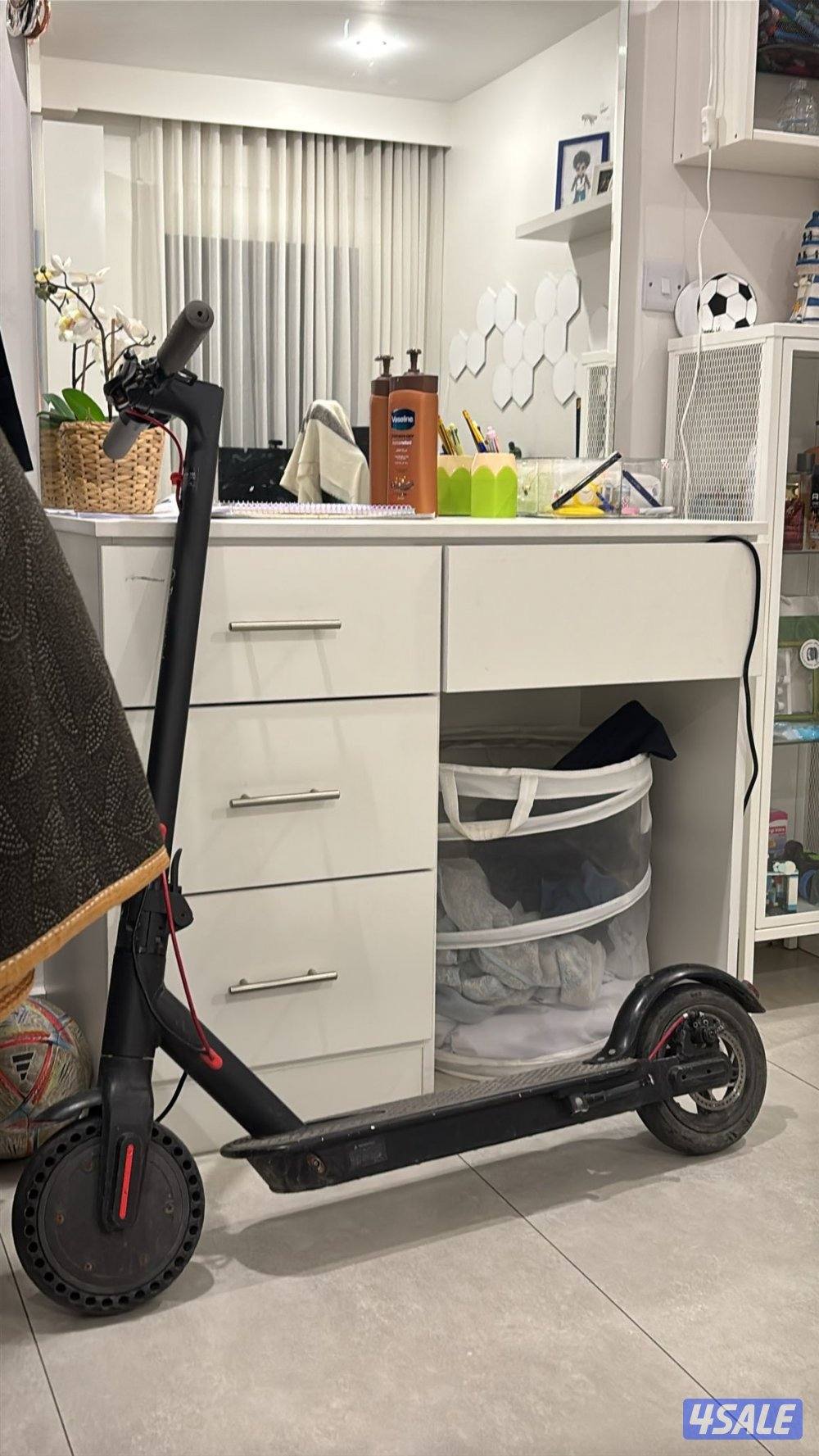 سكوتر مع شحنه  قابل للمساومه0