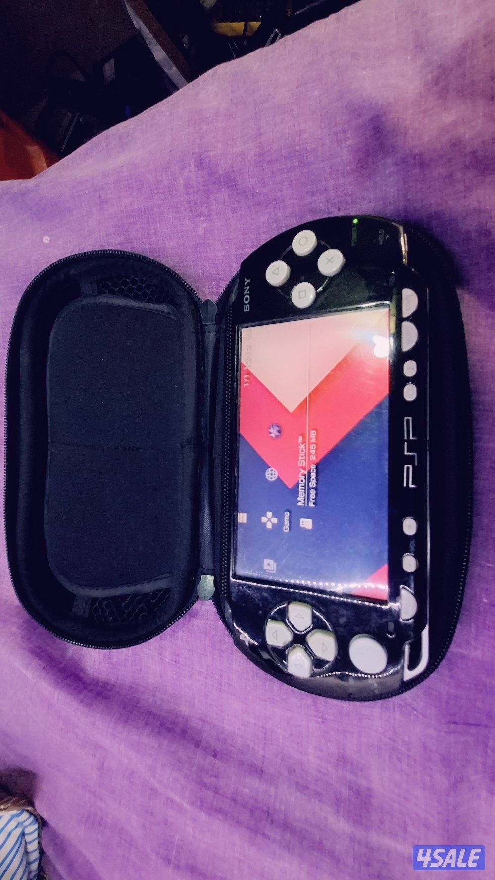 PSP SONY P1000 MODEL.BLACK& WHITE COLOR 8GB SD CARD 50GAMES1