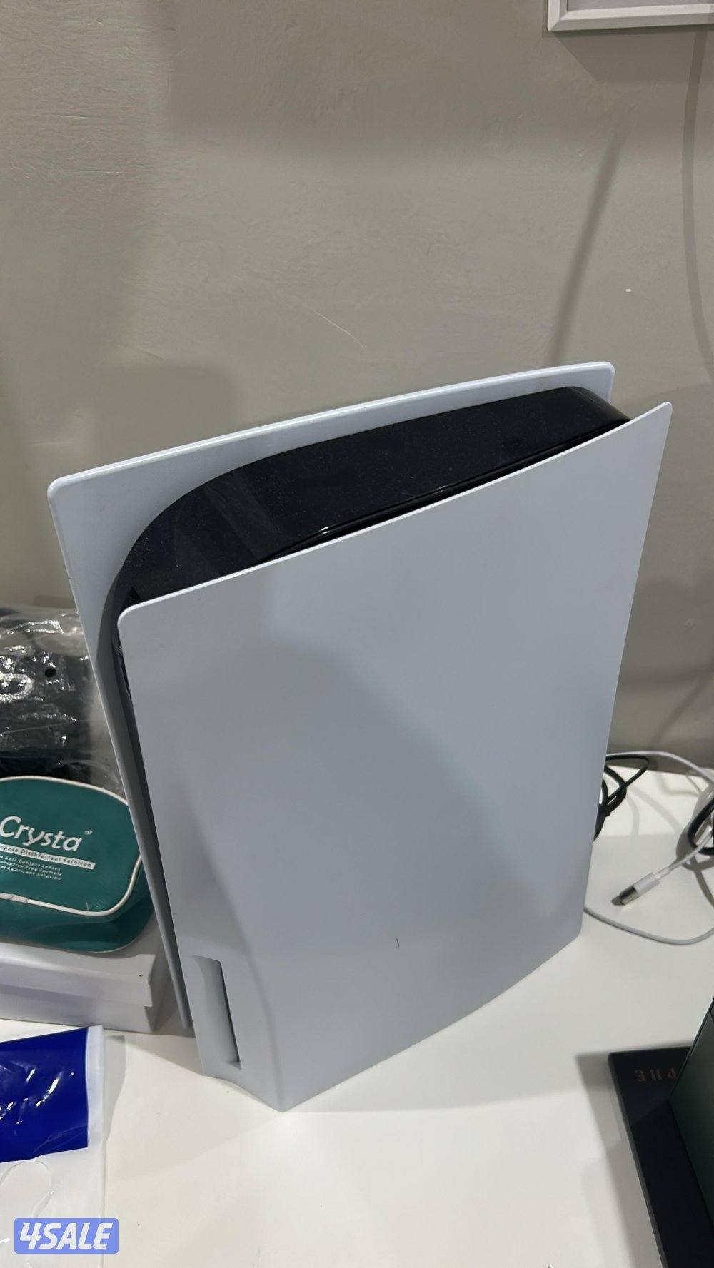 Ps5 with 1 controller and 3 games0