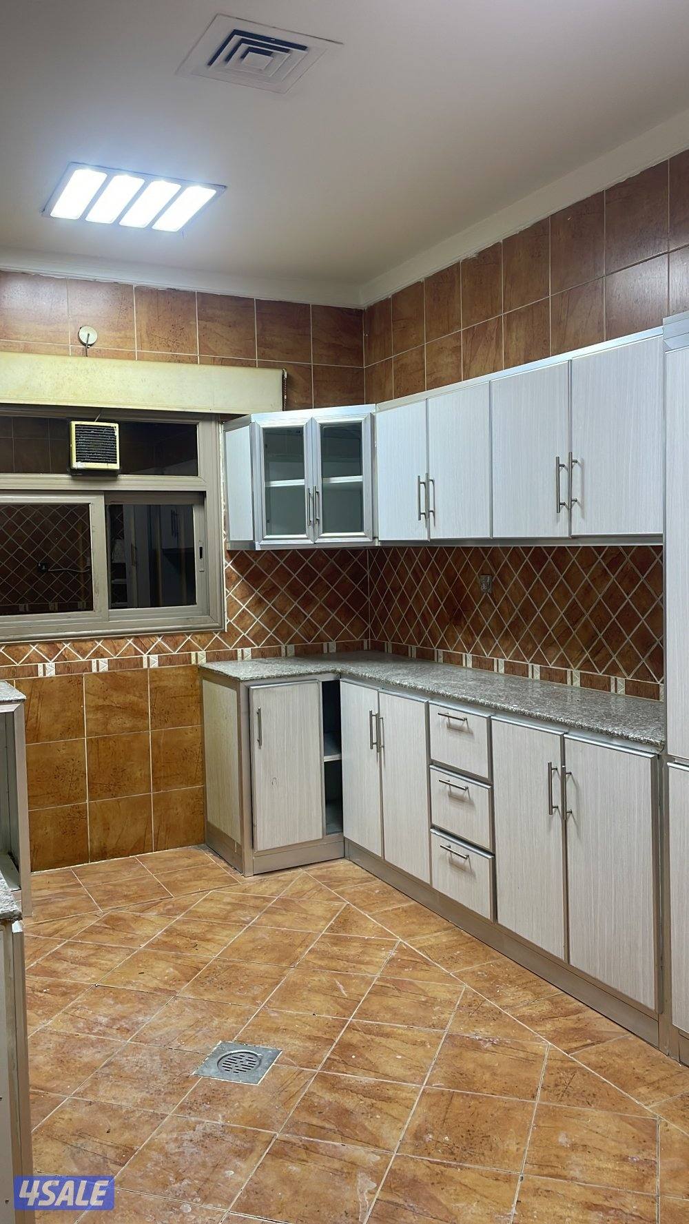 للإيجار شقق بإشبيلية ارضي وصباح الناصر وخيطان 4غرف وغرفة خادمهههه و5 غ1