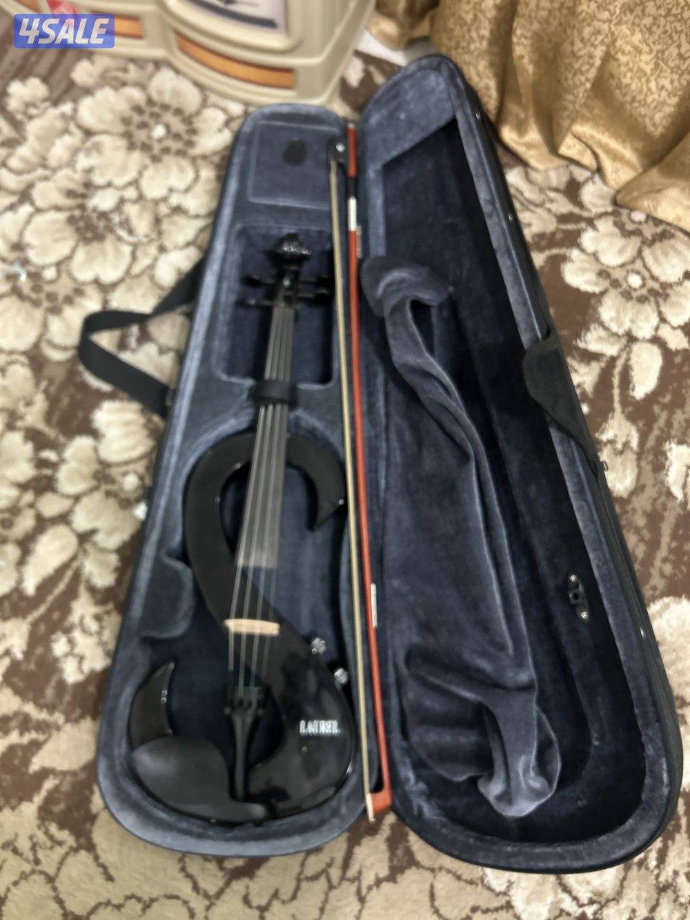 كمان كهربائي نظيف ومع اغراضه0