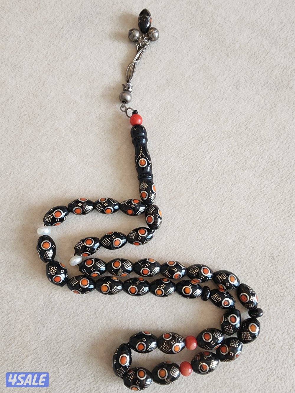 مسباح تحفه من اليسر مطعم فضه وفواصل من اللؤلؤ الأبيض والأحمر لهواه الت2