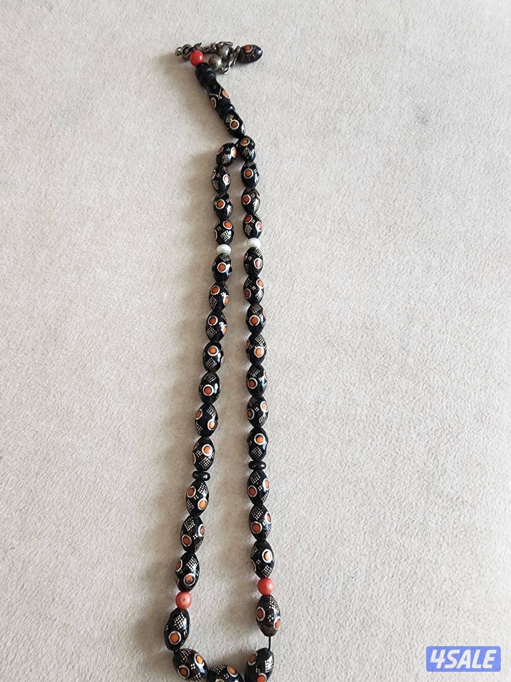 مسباح تحفه من اليسر مطعم فضه وفواصل من اللؤلؤ الأبيض والأحمر لهواه الت3