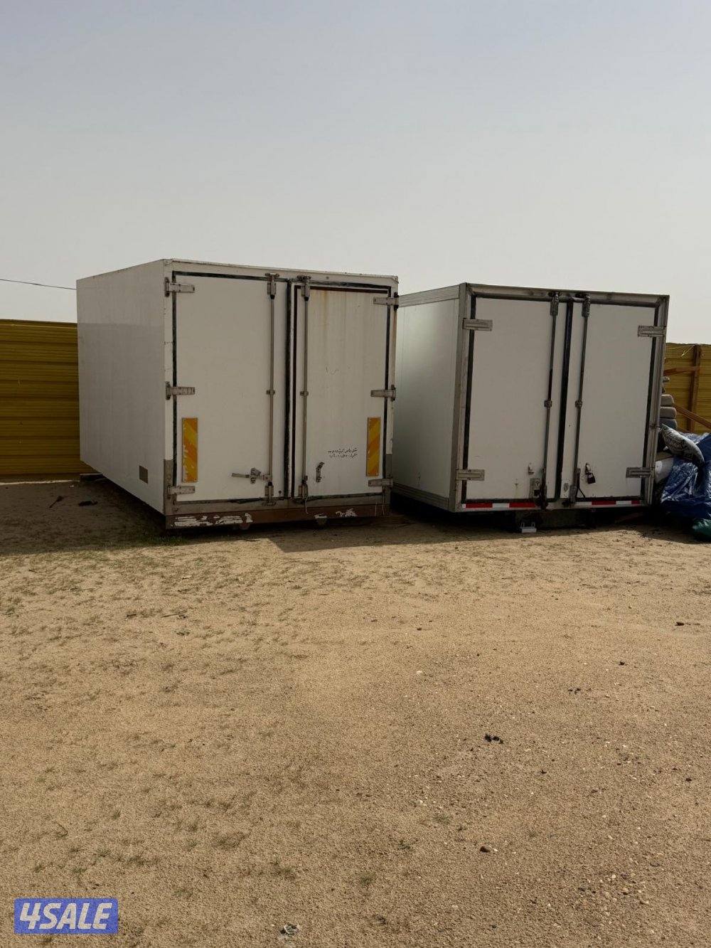 للبيع شالية عدد 2 مقاس 4*4 فيهم مطبخ تحضيري ودورة مياة وعدد ٢ براد0