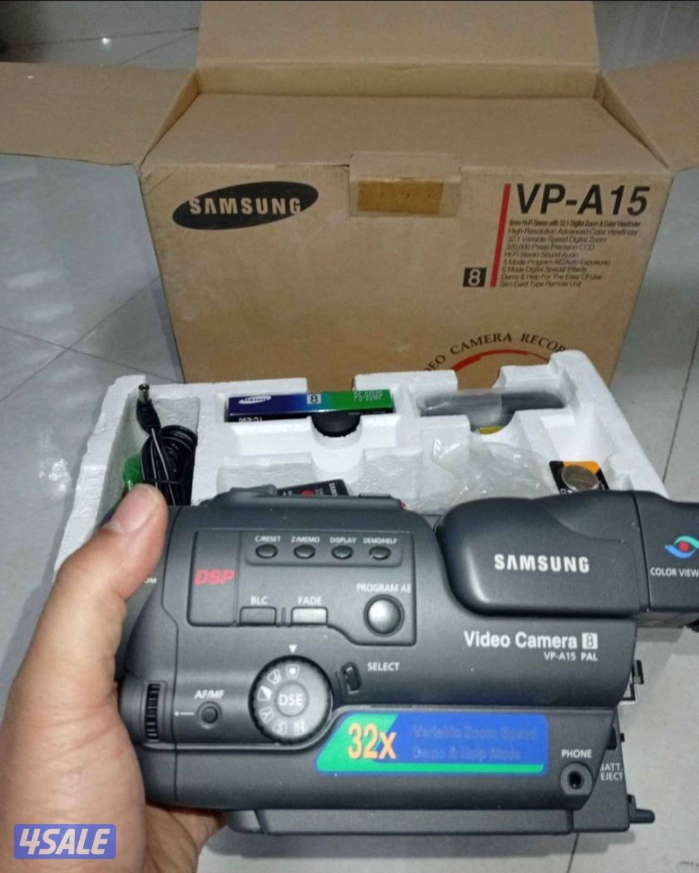 للبيع كاميرا فيديو سامسونج تشغل شريط 8 مل جديدة بالكرتون0