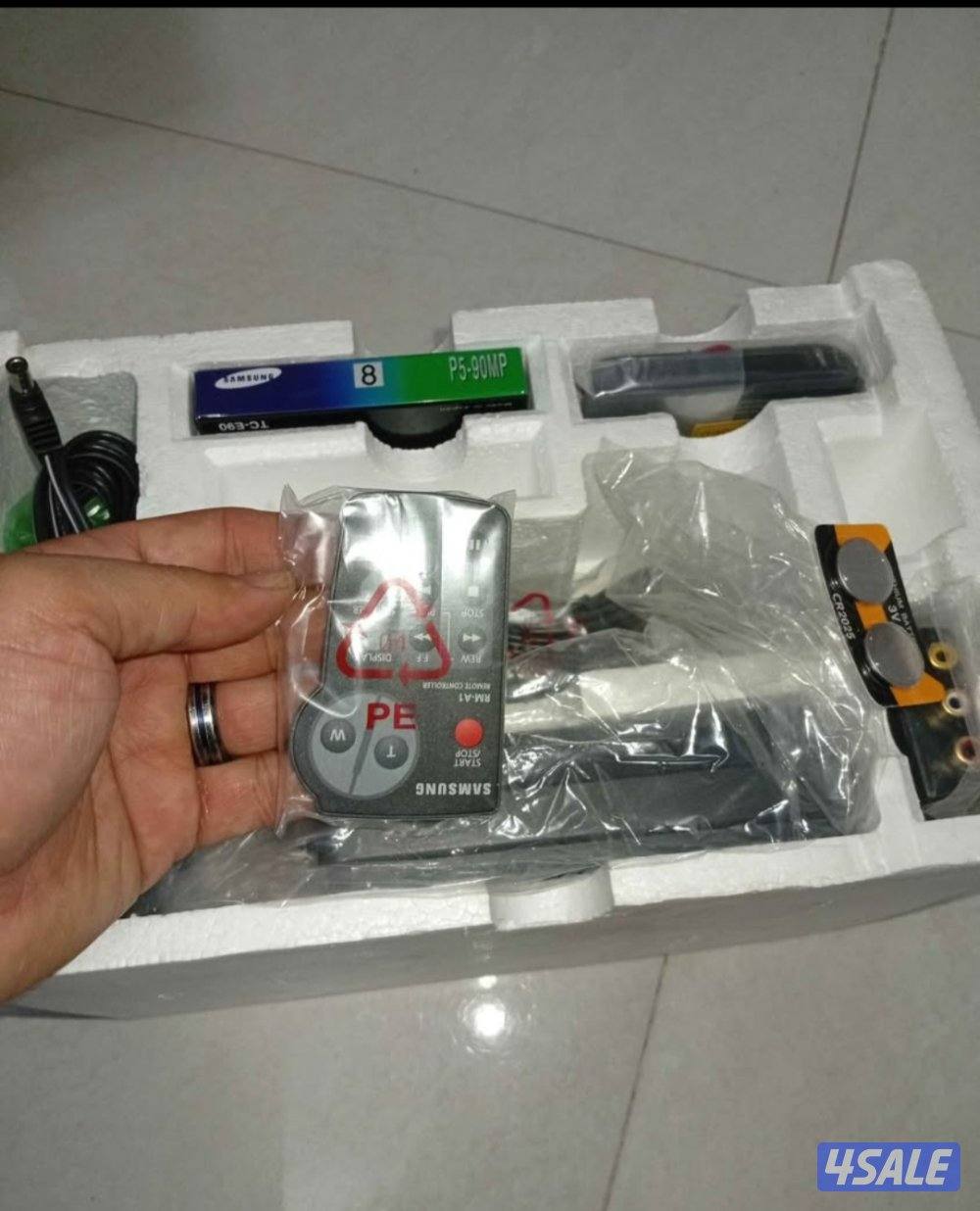 للبيع كاميرا فيديو سامسونج تشغل شريط 8 مل جديدة بالكرتون13