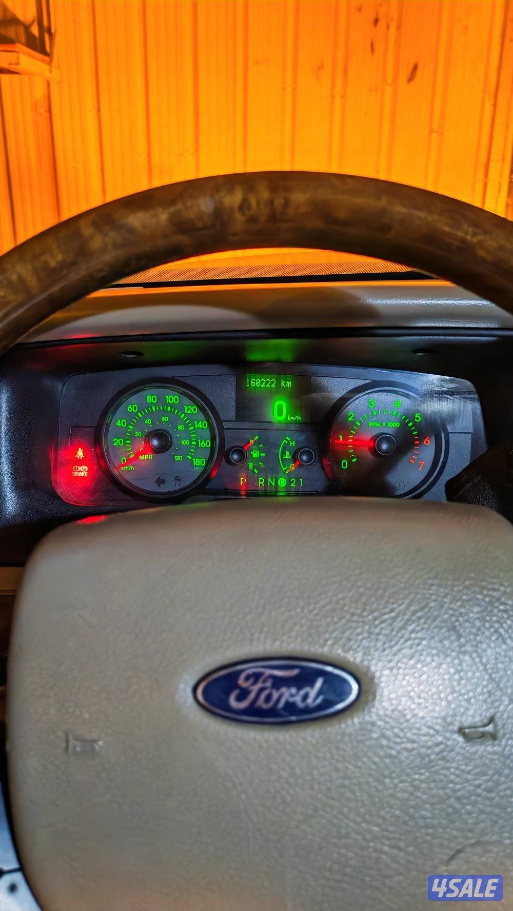 للبيع او البدل مع وانيت فورد باب واحد دورية كنديه4