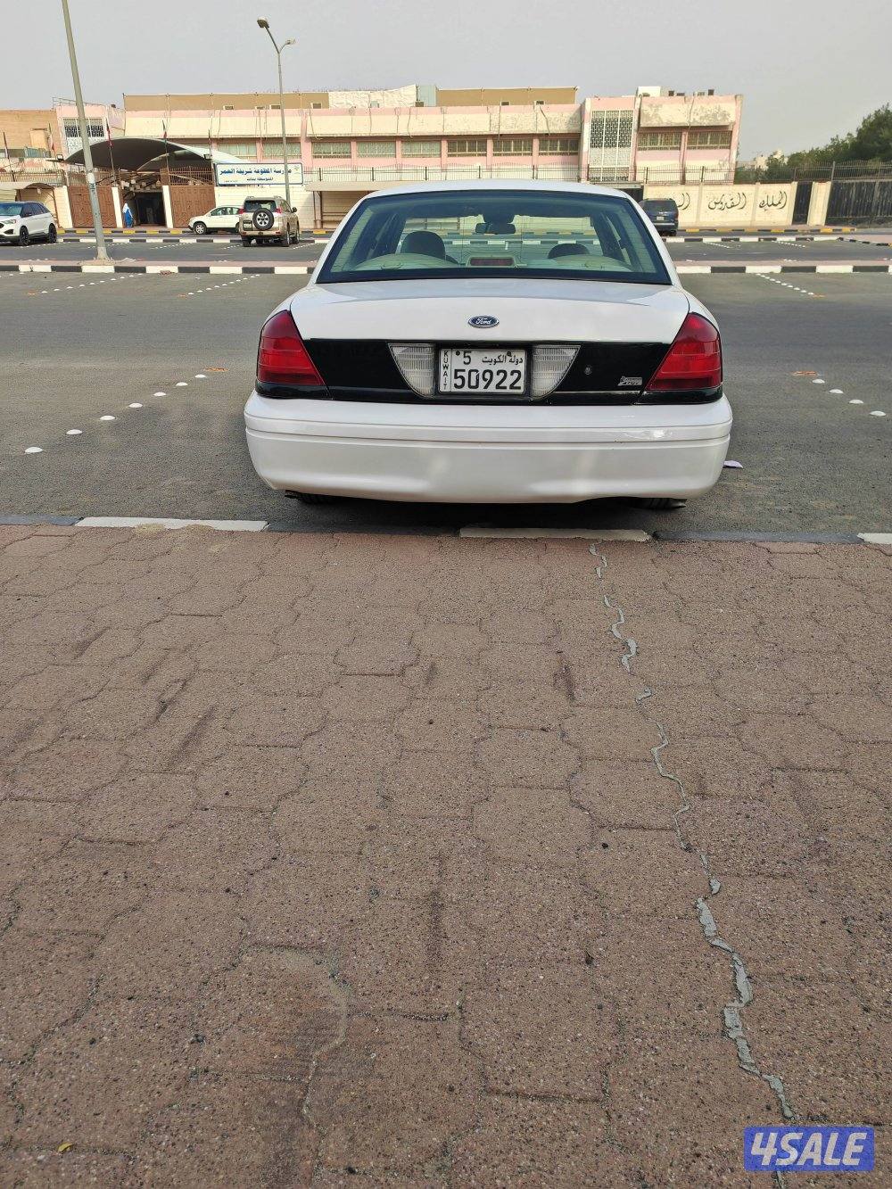 للبيع او البدل مع وانيت فورد باب واحد دورية كنديه3