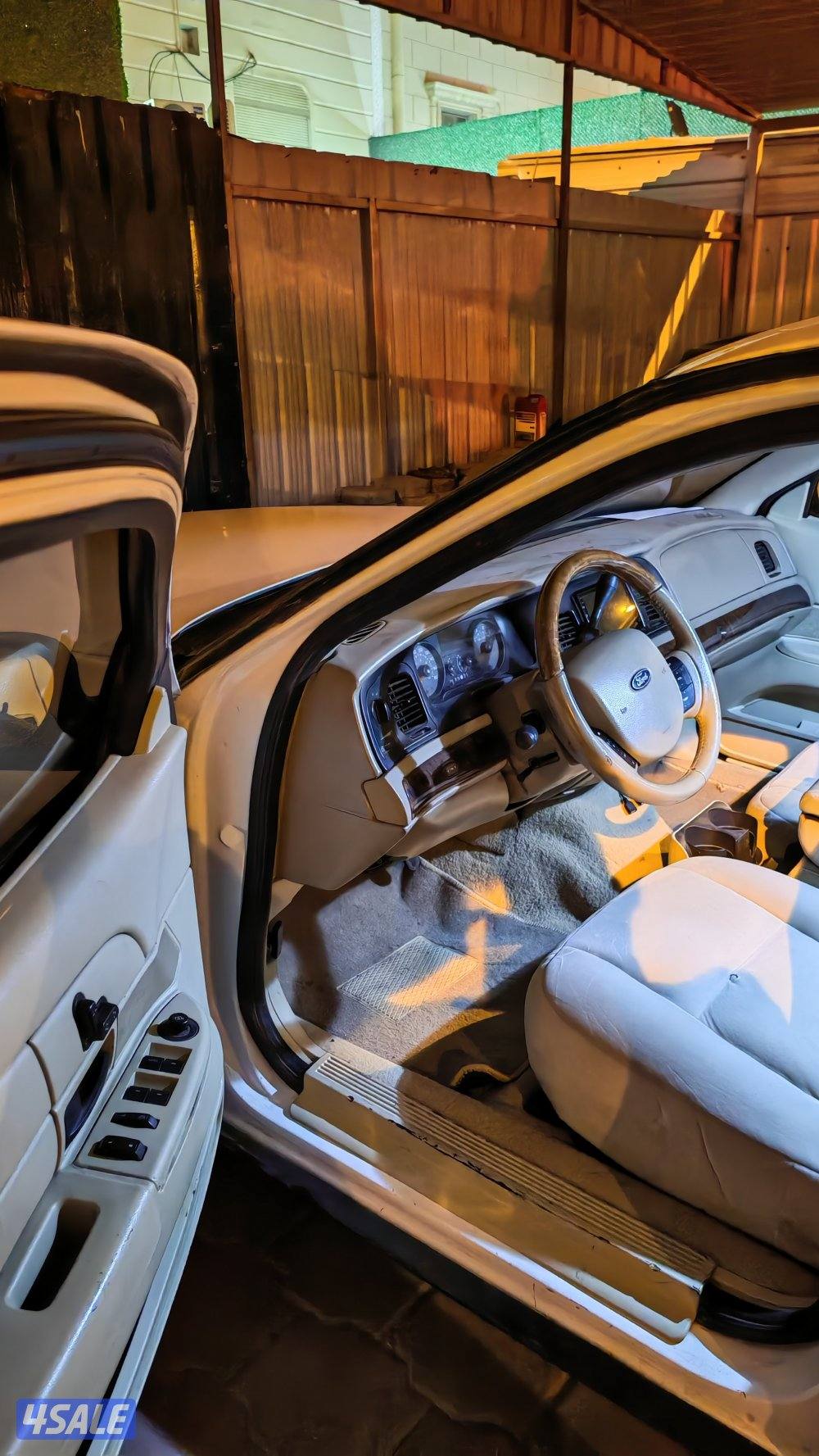 للبيع او البدل مع وانيت فورد باب واحد دورية كنديه8