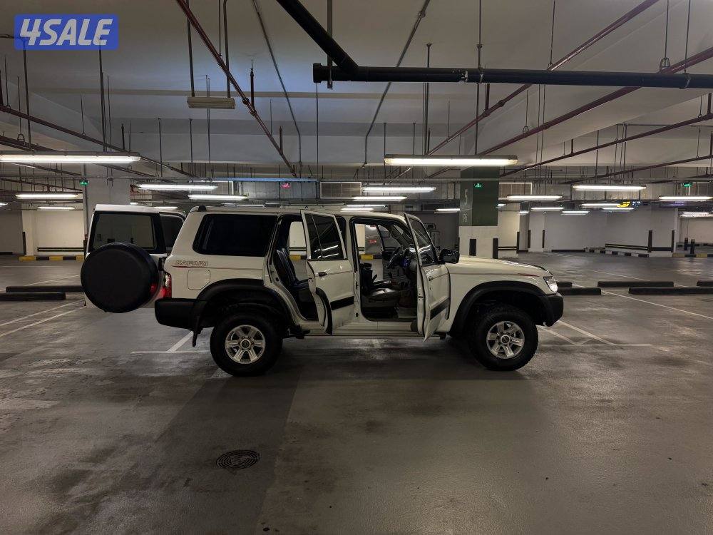 للبيع سفاري قير عادي مجهز بالكامل الداخلية وكالة 4 تواير جدد ليتات LED0