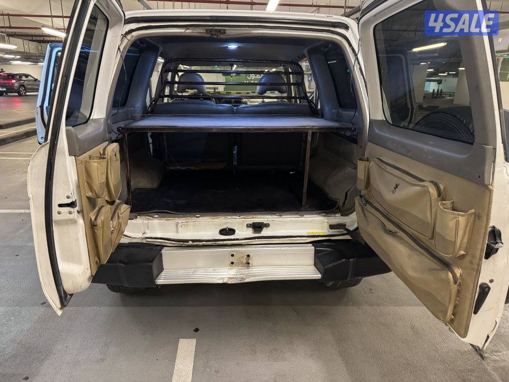 للبيع سفاري قير عادي مجهز بالكامل الداخلية وكالة 4 تواير جدد ليتات LED1