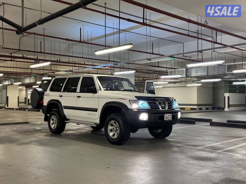 للبيع سفاري قير عادي مجهز بالكامل الداخلية وكالة 4 تواير جدد ليتات LED6