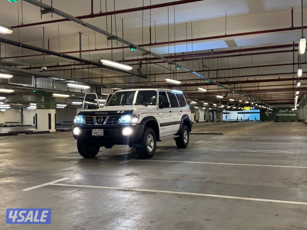 للبيع سفاري قير عادي مجهز بالكامل الداخلية وكالة 4 تواير جدد ليتات LED10