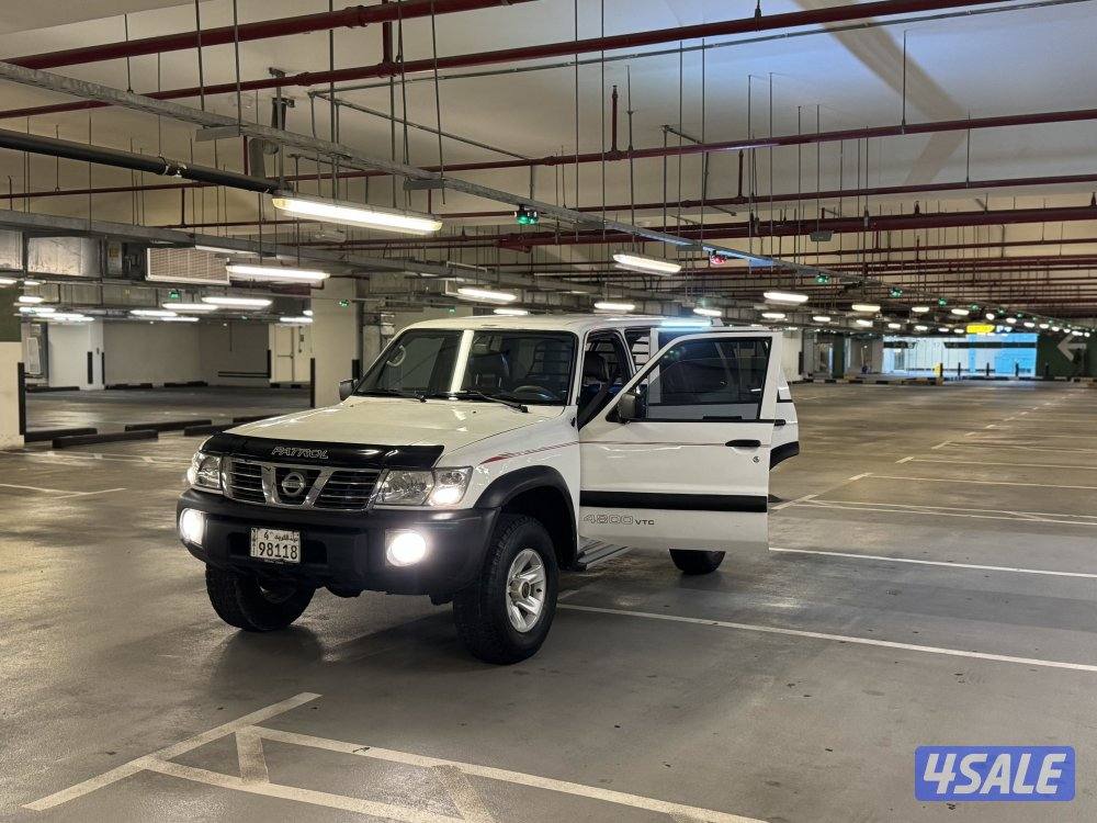 للبيع سفاري قير عادي مجهز بالكامل الداخلية وكالة 4 تواير جدد ليتات LED11