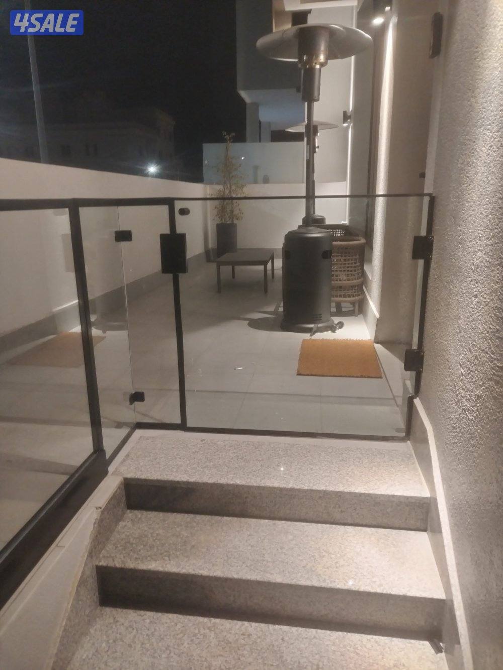 فني تركيب زجاج و مرايات. بلكونات.طاولات. شوربكس قواطع.مرايا مضيئة0