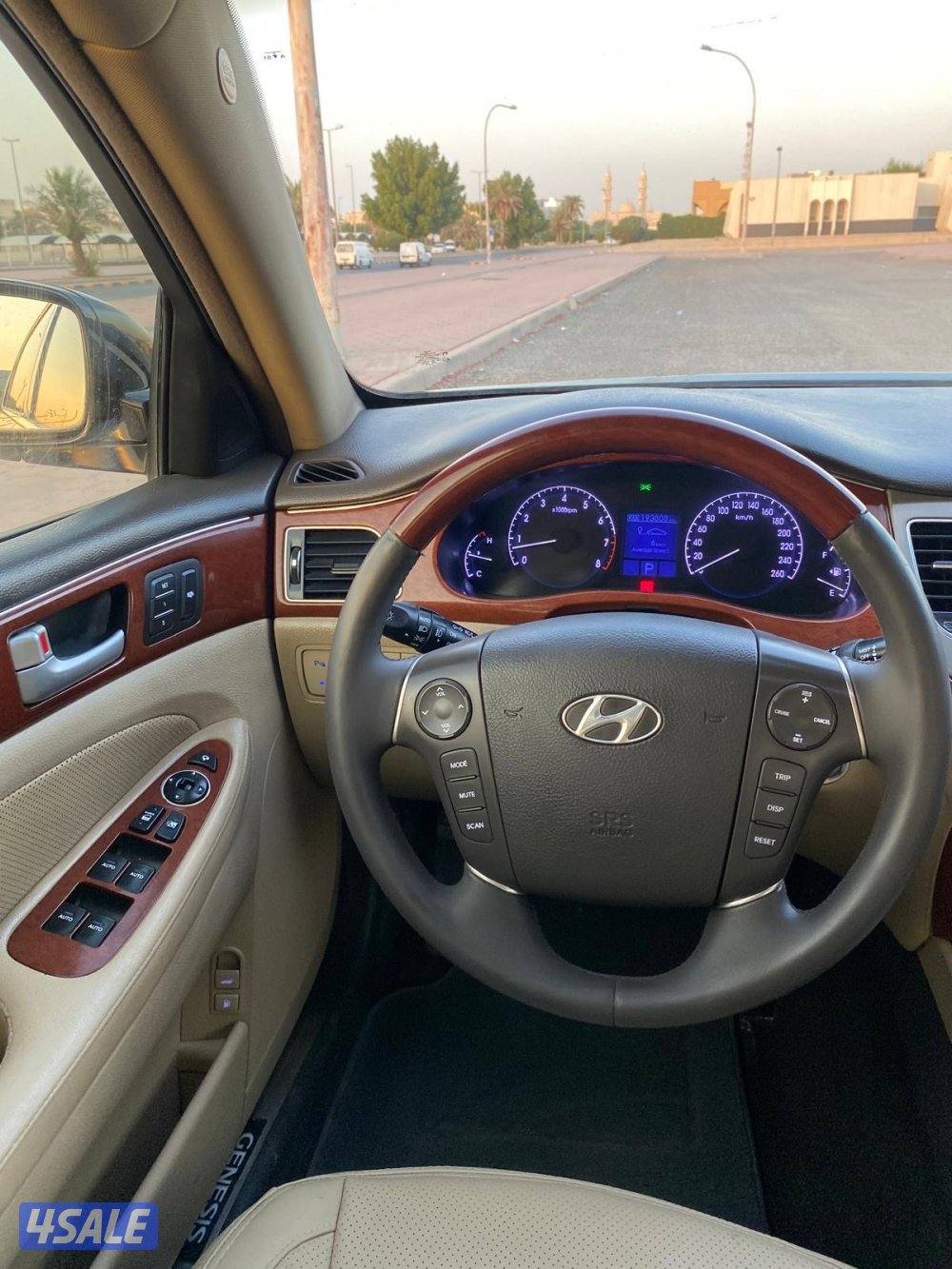 للبيع هونداي جينسيس موديل ٢٠١٤ لون اسود داخل بيخ ٦ سلندر فل ابشن1