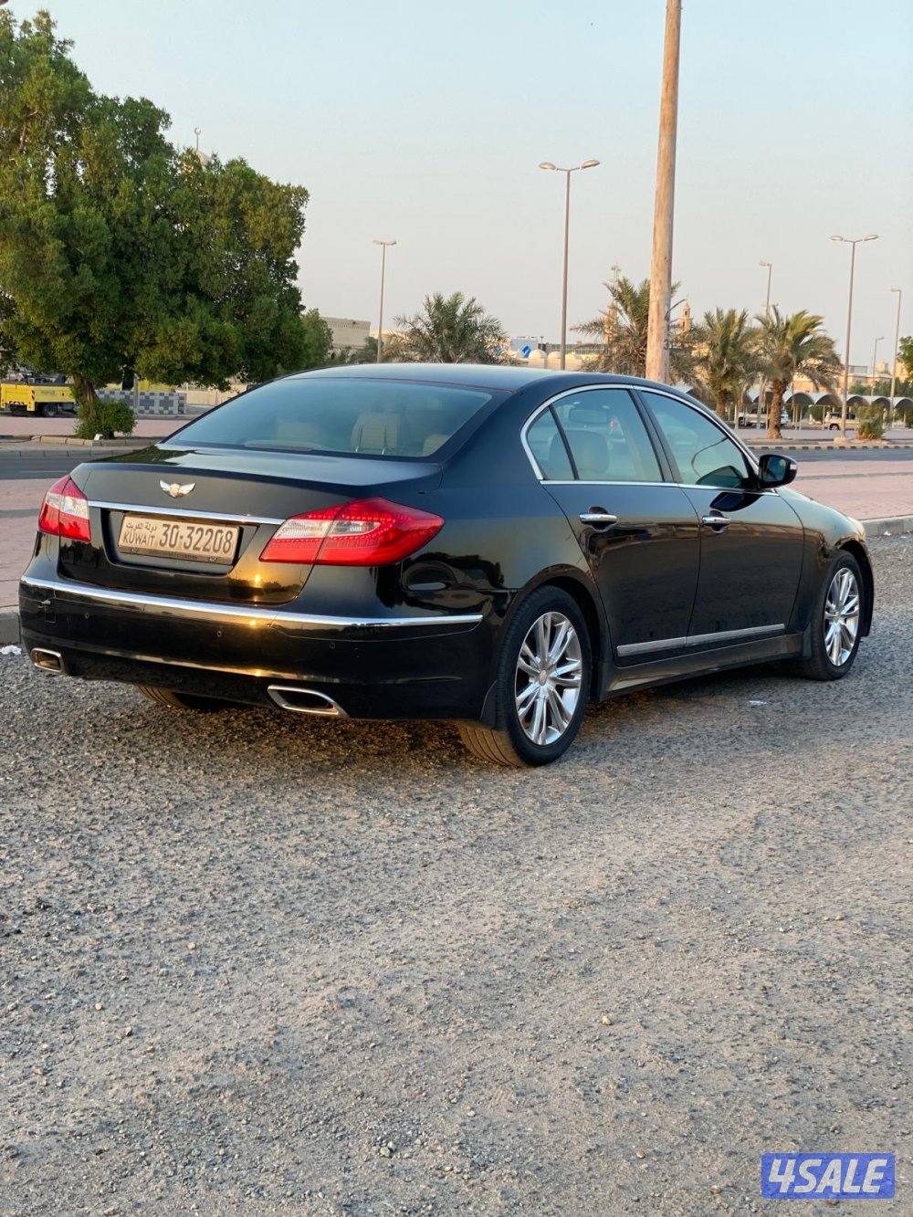 للبيع هونداي جينسيس موديل ٢٠١٤ لون اسود داخل بيخ ٦ سلندر فل ابشن2