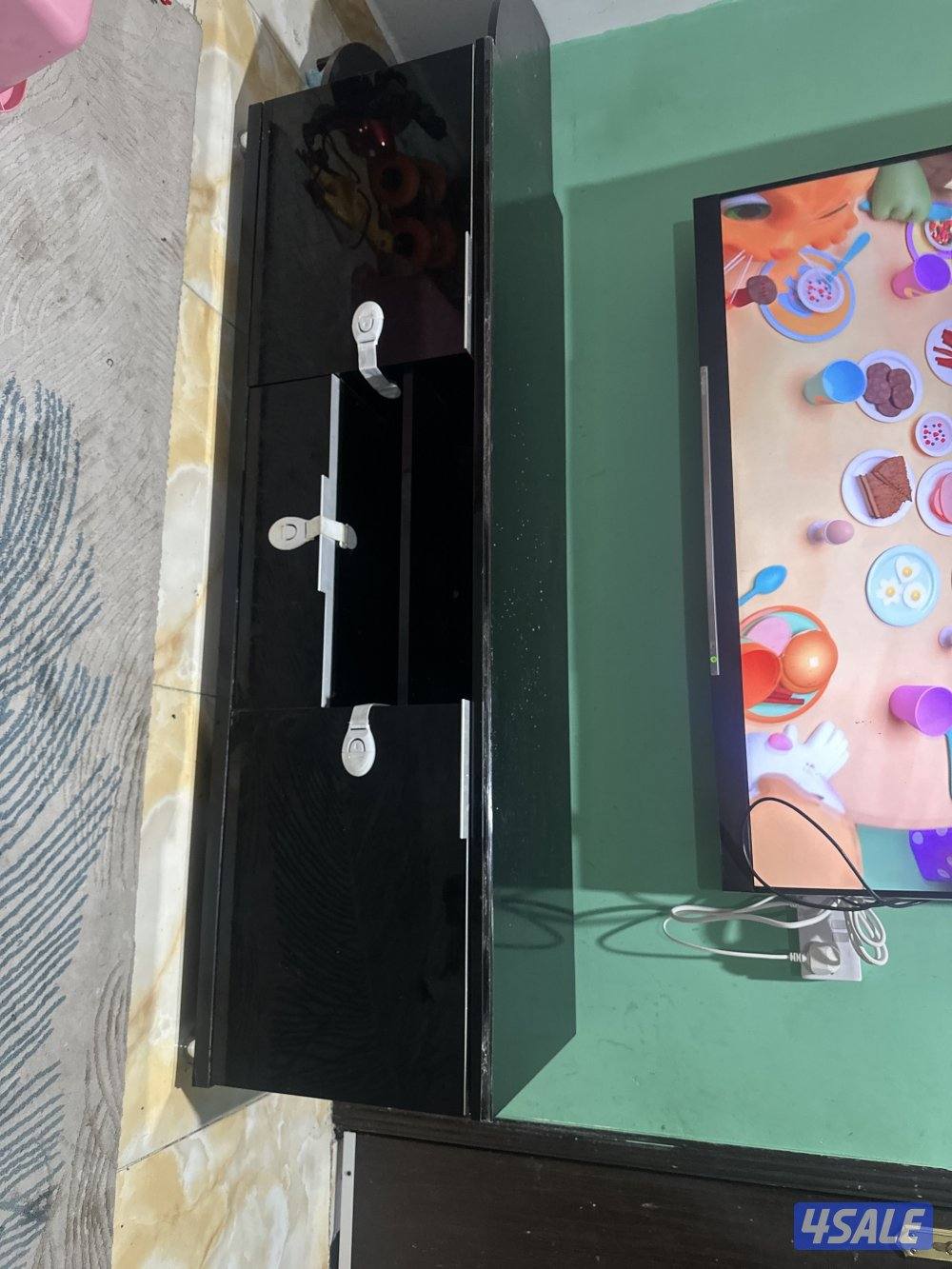 Dining table 10 kd & tv table for cheap price 10 kd2