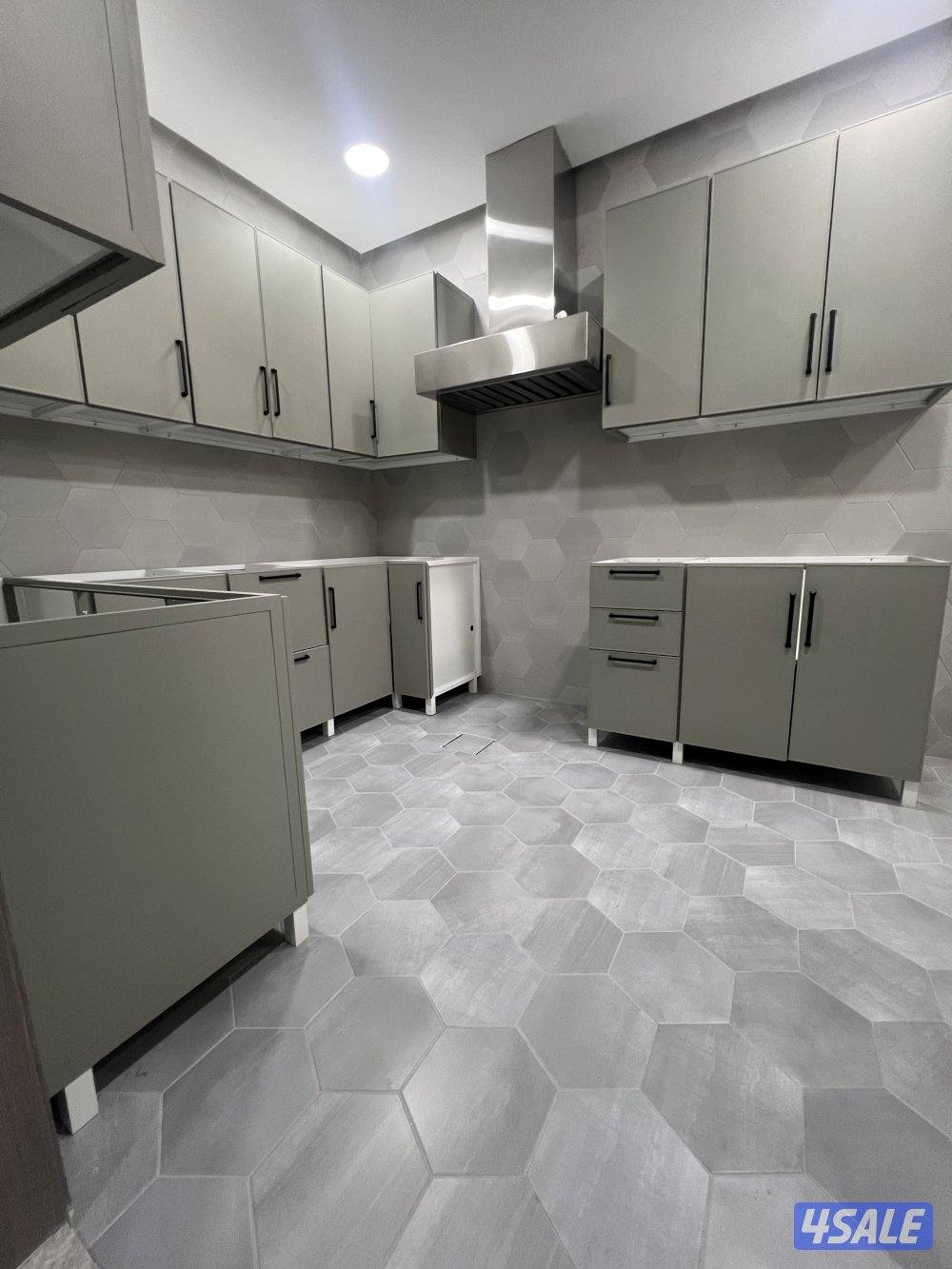 للايجار دور دوبلكس ارضي وأول وسرداب اول ساكن جديد  فيها خمس غرف ماستر3