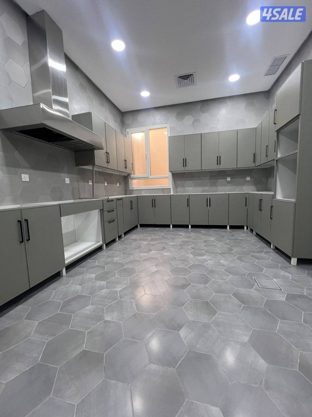 للايجار دور دوبلكس ارضي وأول وسرداب اول ساكن جديد  فيها خمس غرف ماستر4