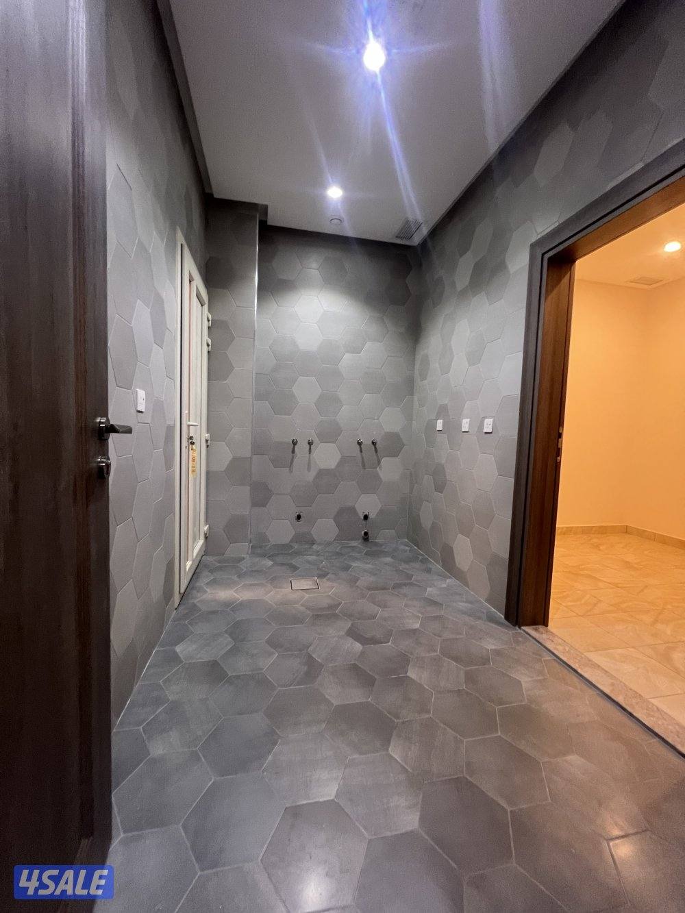 للايجار دور دوبلكس ارضي وأول وسرداب اول ساكن جديد  فيها خمس غرف ماستر6