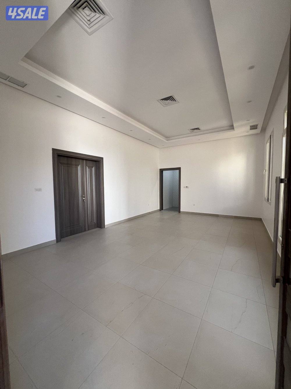 للايجار دور دوبلكس ارضي وأول وسرداب اول ساكن جديد  فيها خمس غرف ماستر9