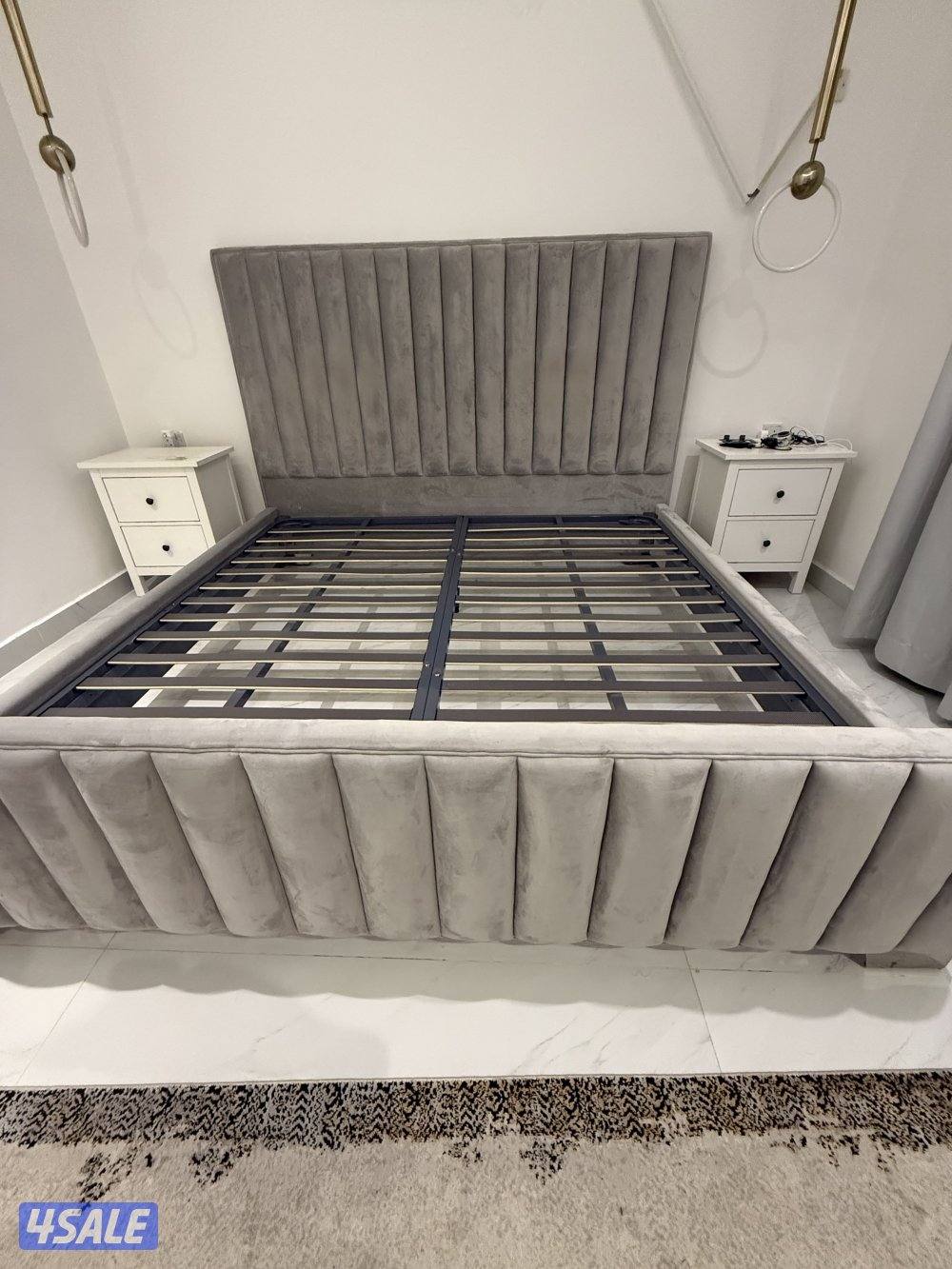 سرير كبير نظيف جداً ودرجين وادراج كبيره ومكتبه خشب0