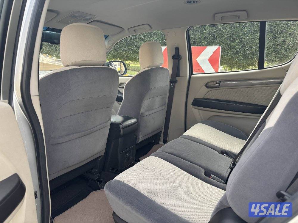 للبيع جيب شفر بليزر موديل 2016 بحاله ممتازه سرفس وكاله9