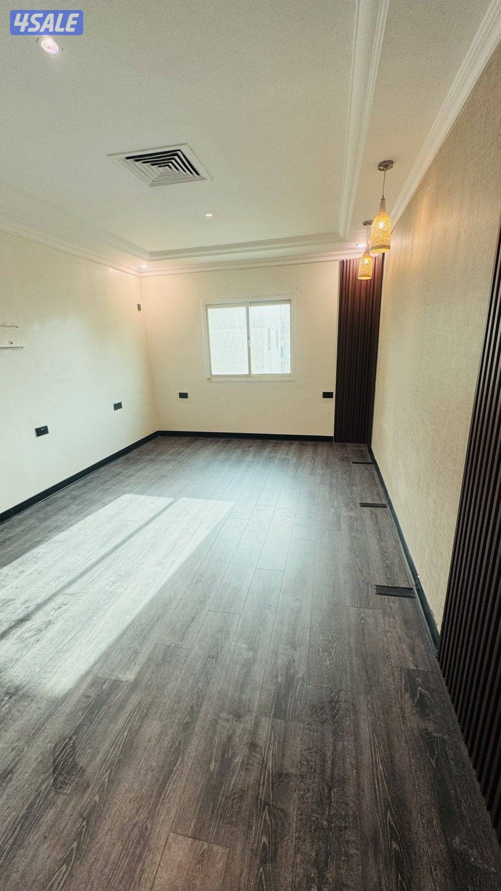 شقه للايجار بحولي غرفه وصاله وحمام ومطبخ مساحات كبيره0