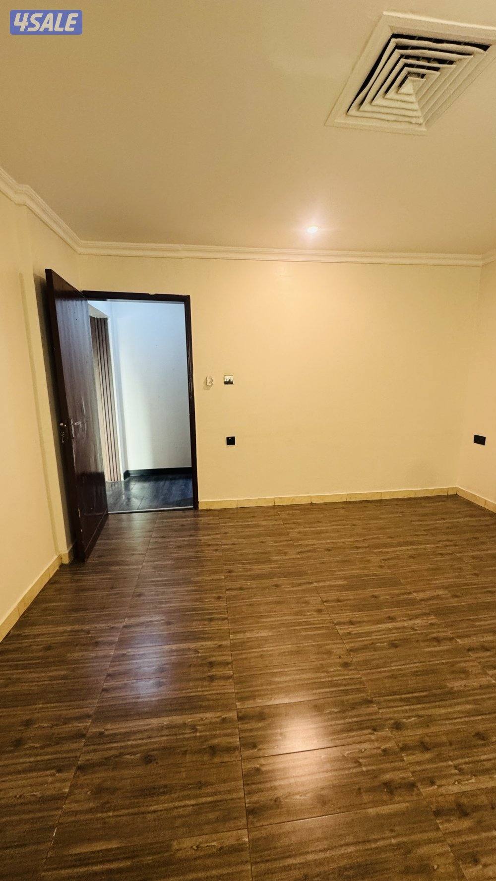 شقه للايجار بحولي غرفه وصاله وحمام ومطبخ مساحات كبيره4