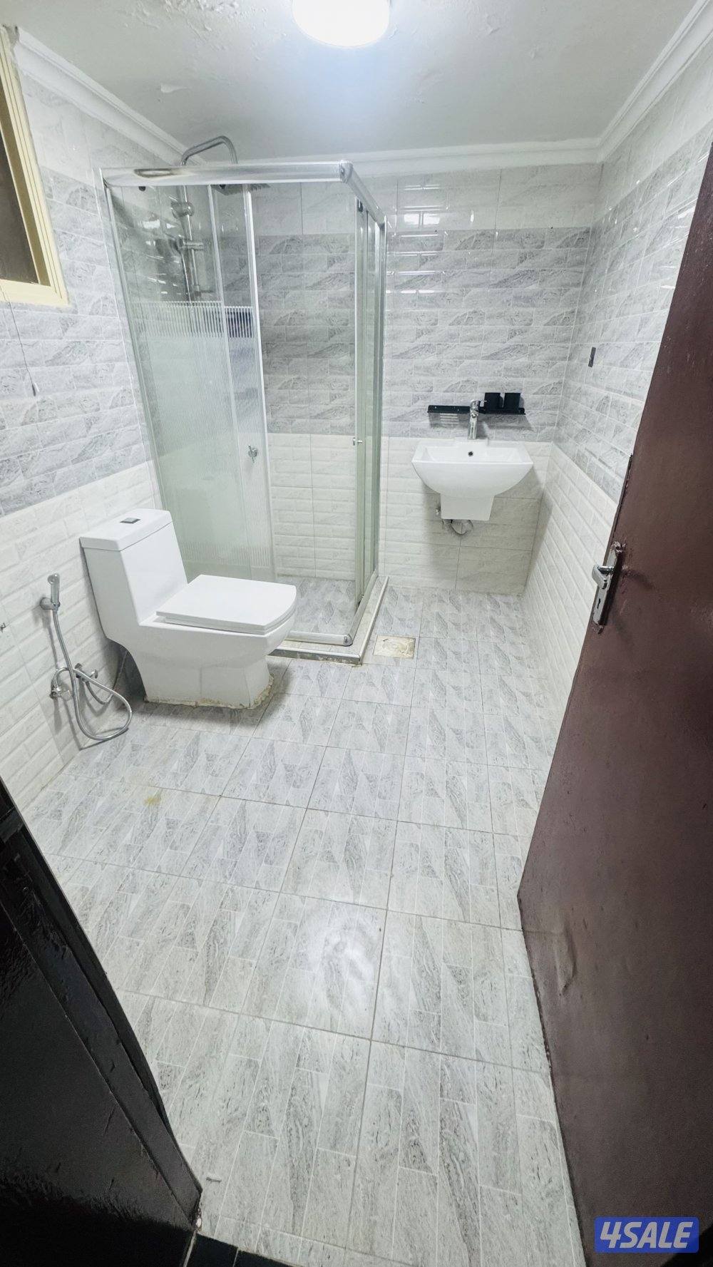 شقه للايجار بحولي غرفه وصاله وحمام ومطبخ مساحات كبيره7