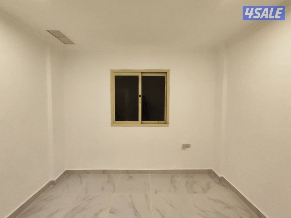 يوجد شقه للايجار غرفه وصاله وحمام مطبخ مساحه كبيره قريبه من جميع الخدم0