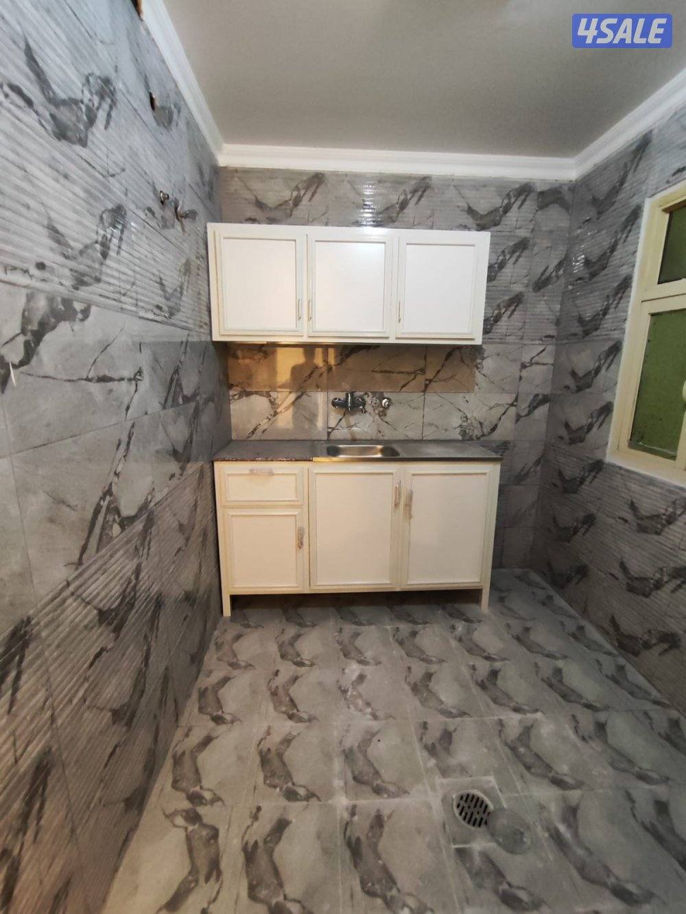 يوجد شقه للايجار غرفه وصاله وحمام مطبخ مساحه كبيره قريبه من جميع الخدم3